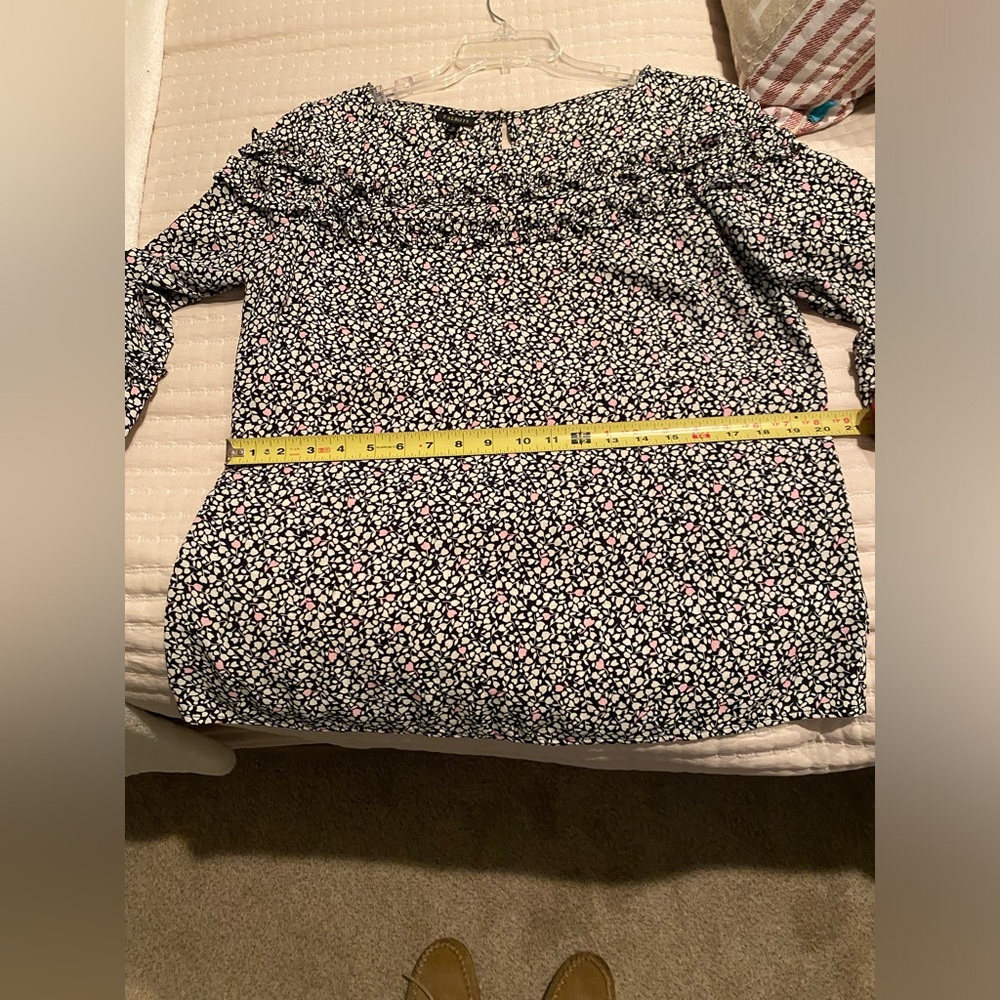 Blouse with sweet details and tiny hearts